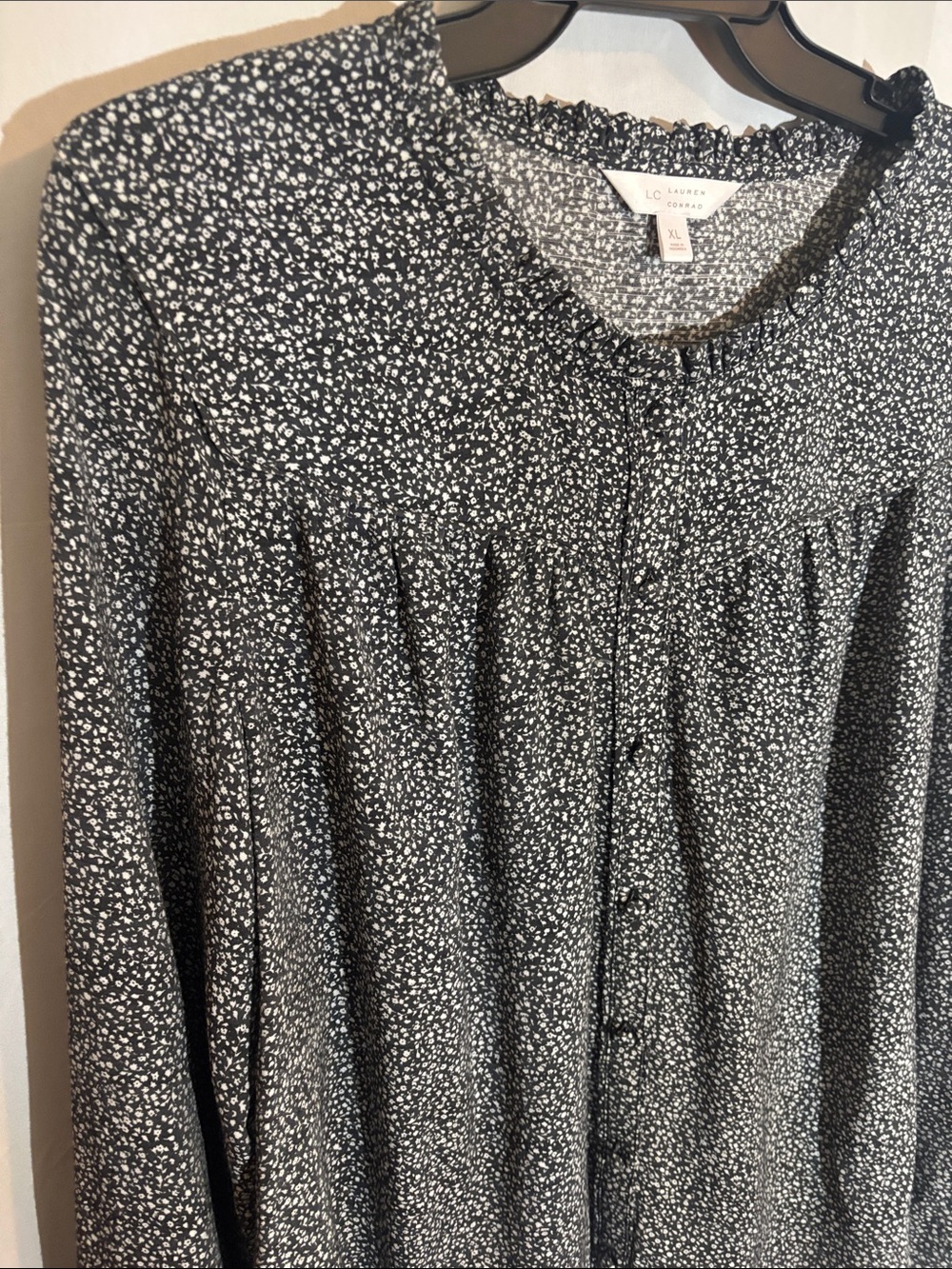 LC Black White Ditsy Floral Peasant Blouse Long Sleeve Button Front Top XL - Picture 2 of 9